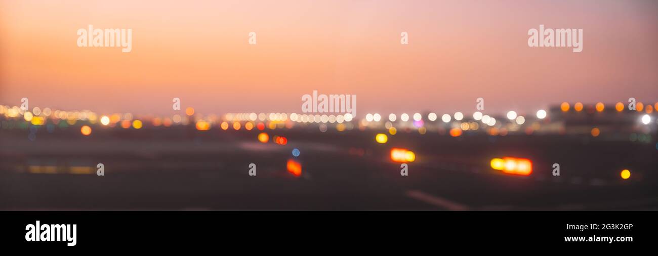 Vista della pista dell'aeroporto Abstract Boke Bokeh sfondo. Progettare lo sfondo. Panorama Vista panoramica Foto Stock