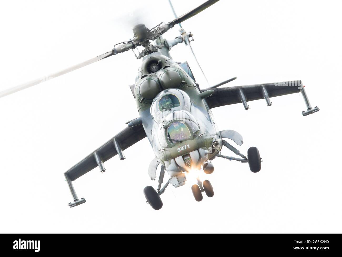 LEEUWARDEN, PAESI BASSI - giu 10, 2016: Repubblica ceca Air Force Mil Mi-24 Hind elicottero d'assalto di eseguire una dimostrazione Foto Stock