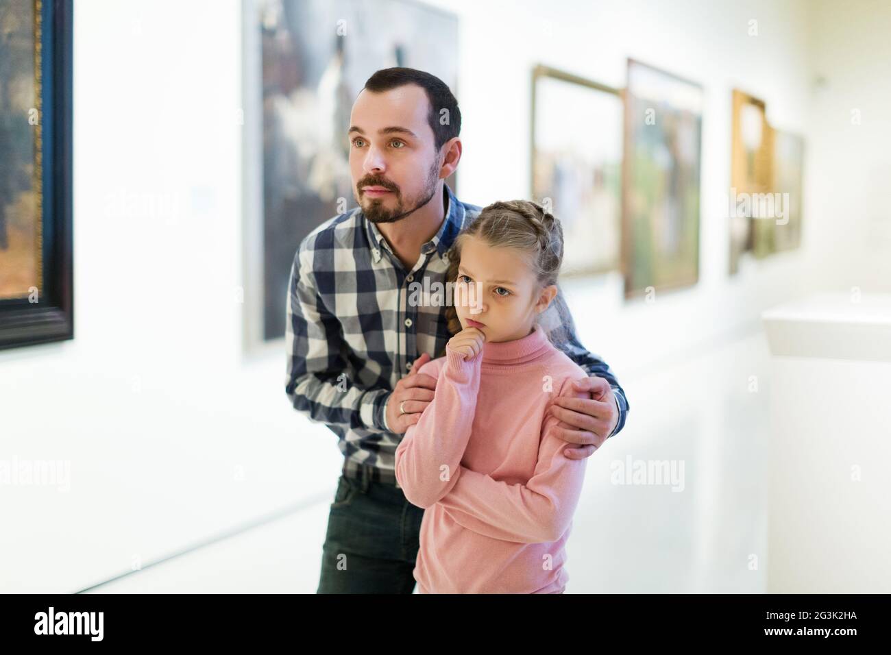 Padre e figlia che guardano le esposizioni Foto Stock