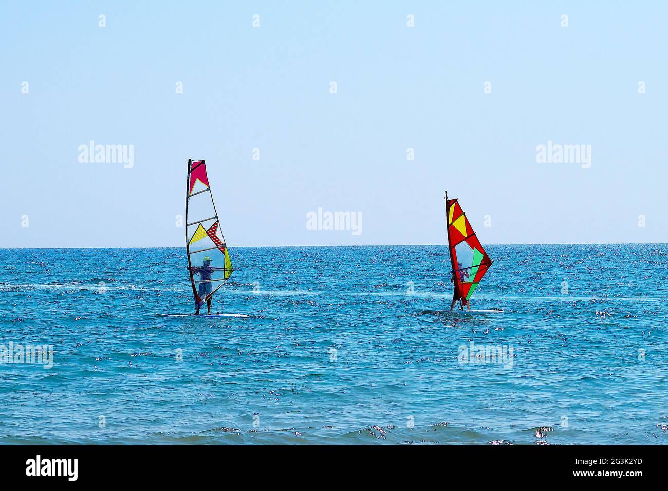 due windsurf imparano a navigare sul mare Foto Stock