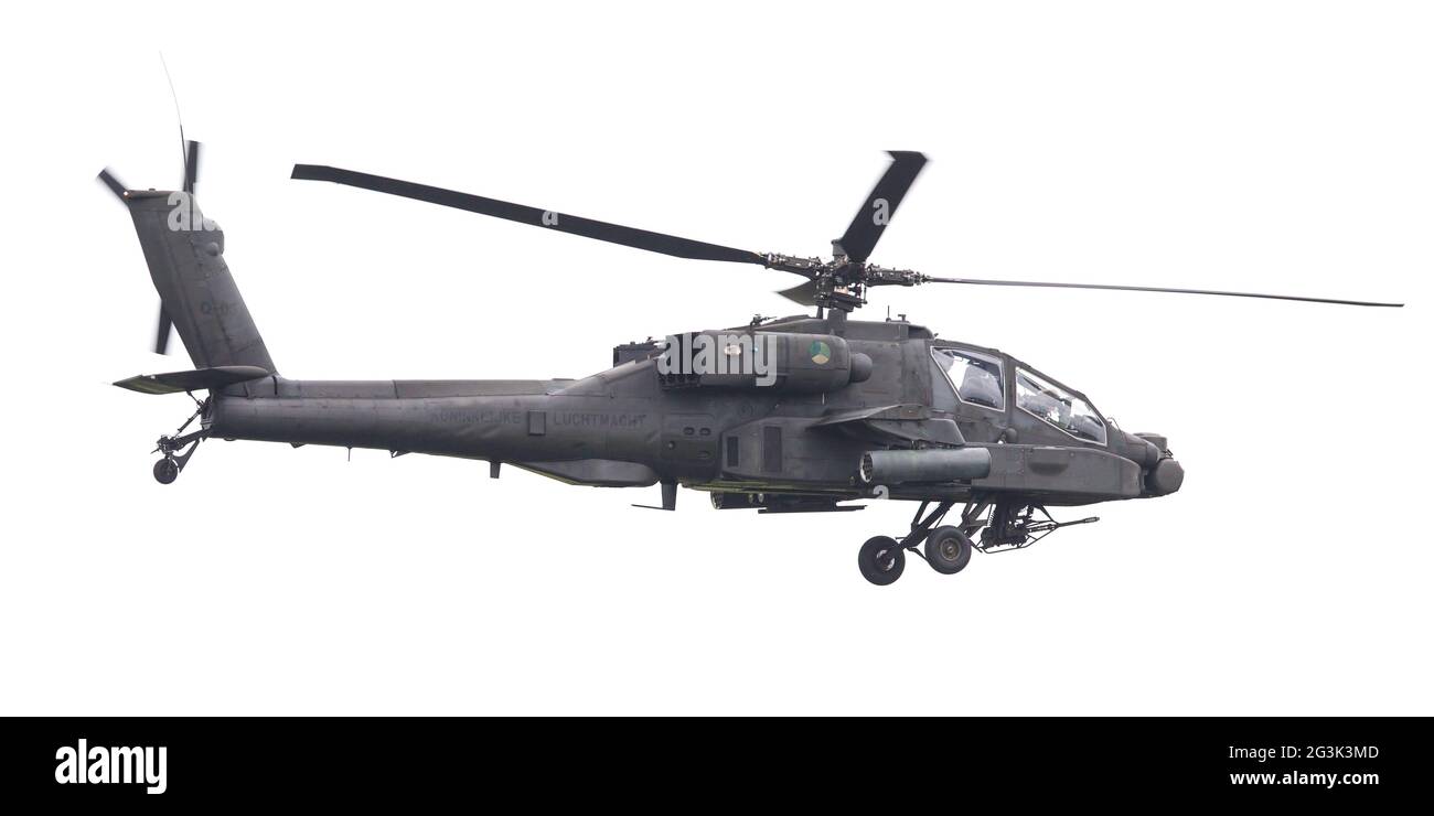 LEEUWARDEN, PAESI BASSI - giu 11, 2016: Boeing AH-64 attacco Apache elicottero volando una demo durante il Royal Netherlands Air Foto Stock