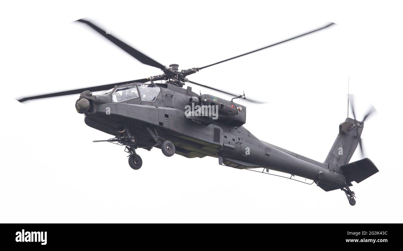 LEEUWARDEN, PAESI BASSI - giu 11, 2016: Boeing AH-64 attacco Apache elicottero volando una demo durante il Royal Netherlands Air Foto Stock