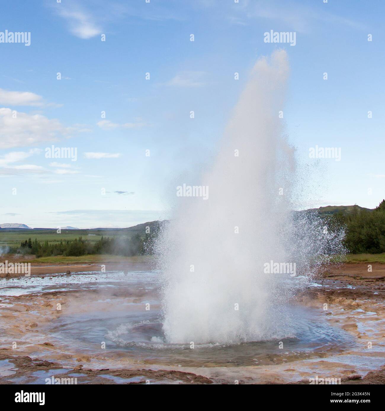 Eruzione di Strokkur nella zona di Geysir, Islanda Foto Stock