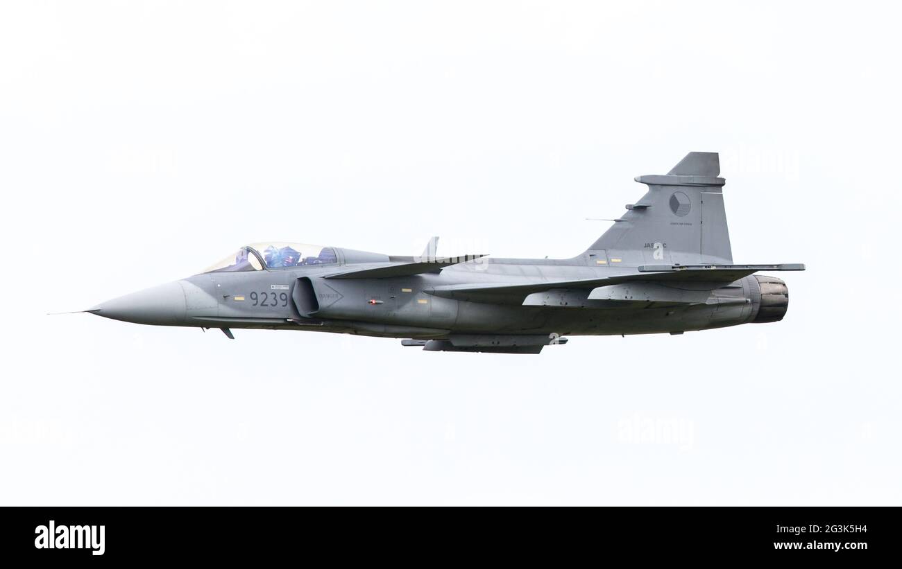 LEEUWARDEN, Paesi Bassi - 10 giugno: Moderna Tactical Fighter jet JAS-39 Gripen effettua in olandese su Airshow Giugno 10, 2016 a Foto Stock