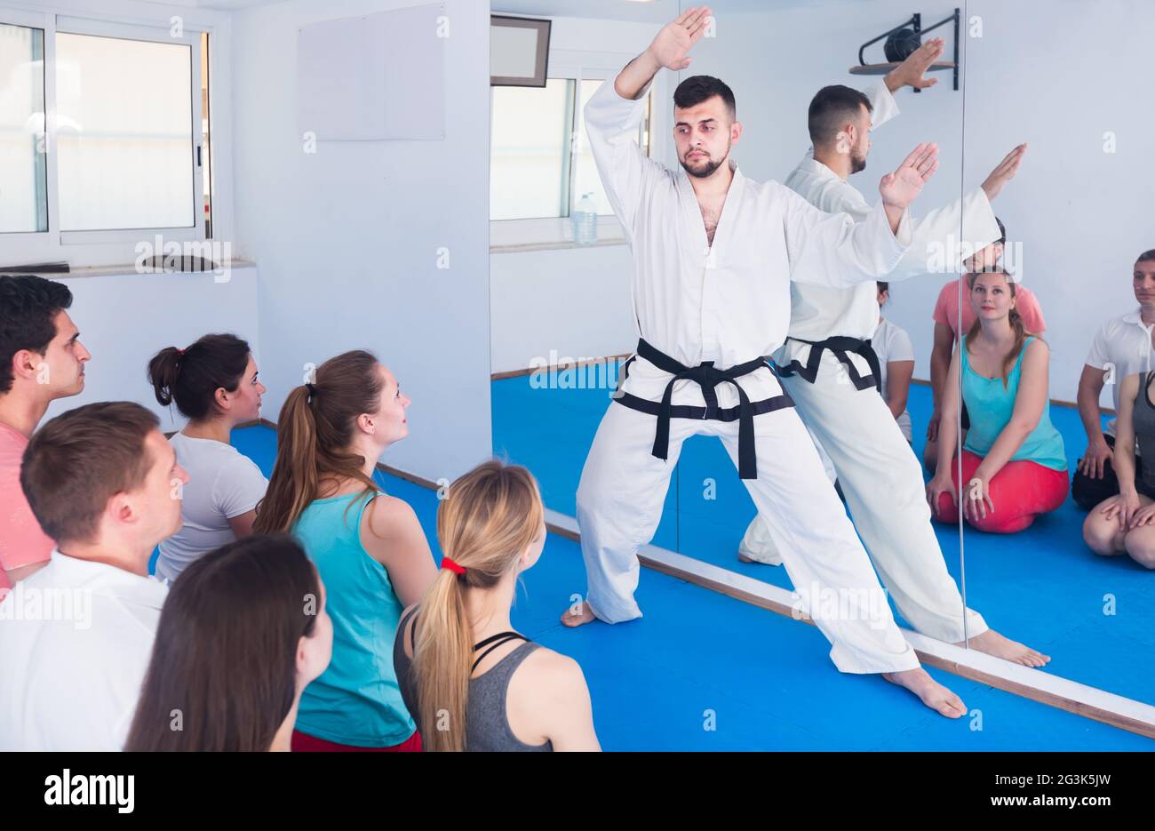 Allenatore karate a studenti di età diversa Foto Stock