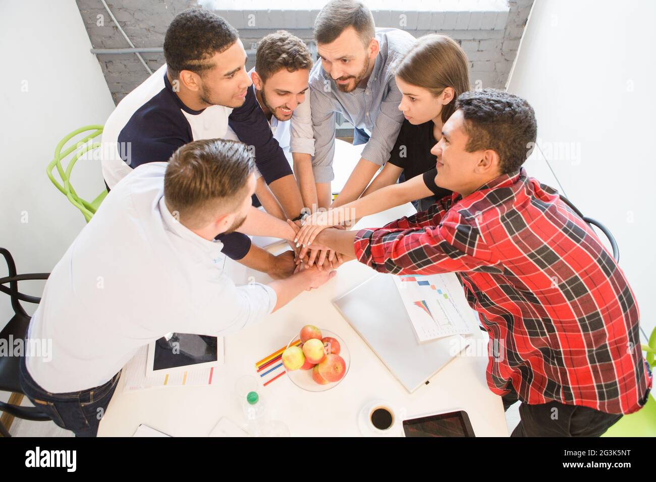 La gente di affari che mostra il lavoro di squadra in office Foto Stock