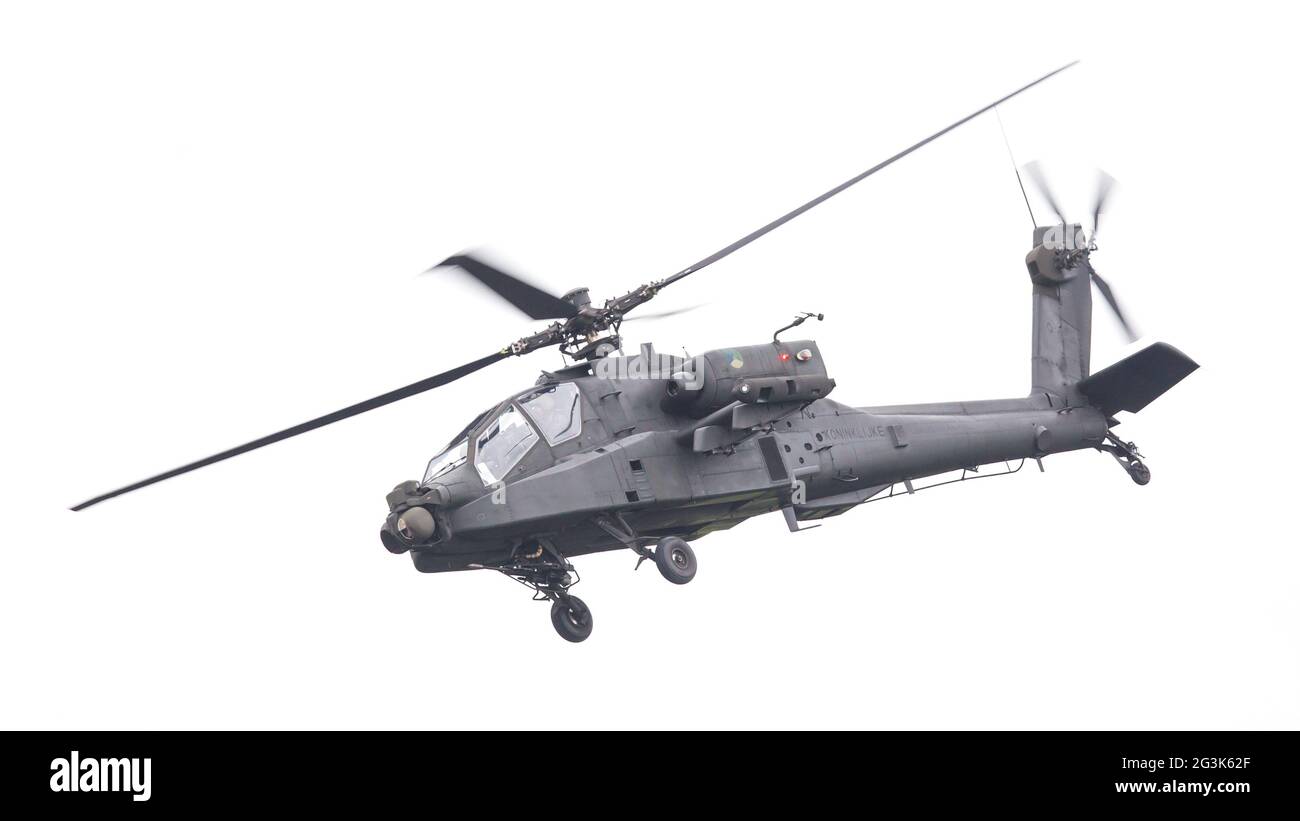 LEEUWARDEN, PAESI BASSI - giu 11, 2016: Boeing AH-64 attacco Apache elicottero volando una demo durante il Royal Netherlands Air Foto Stock