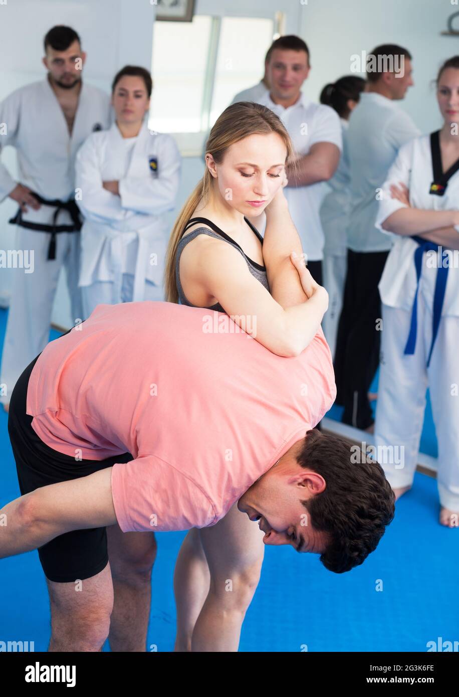 La ragazza apprendista impara a utilizzare la reception per la formazione Foto Stock