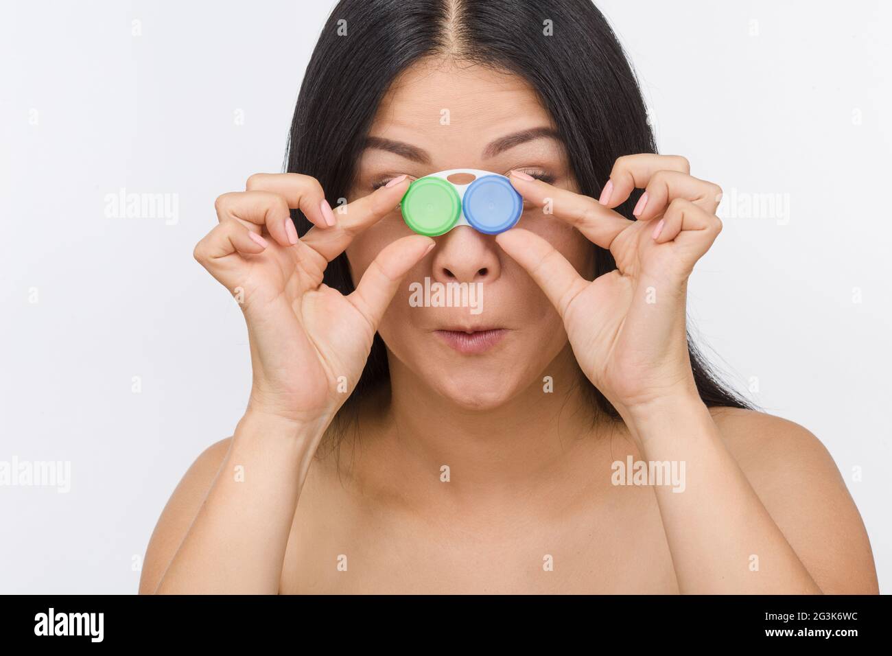 Donna con contenitore per lenti a contatto Foto Stock