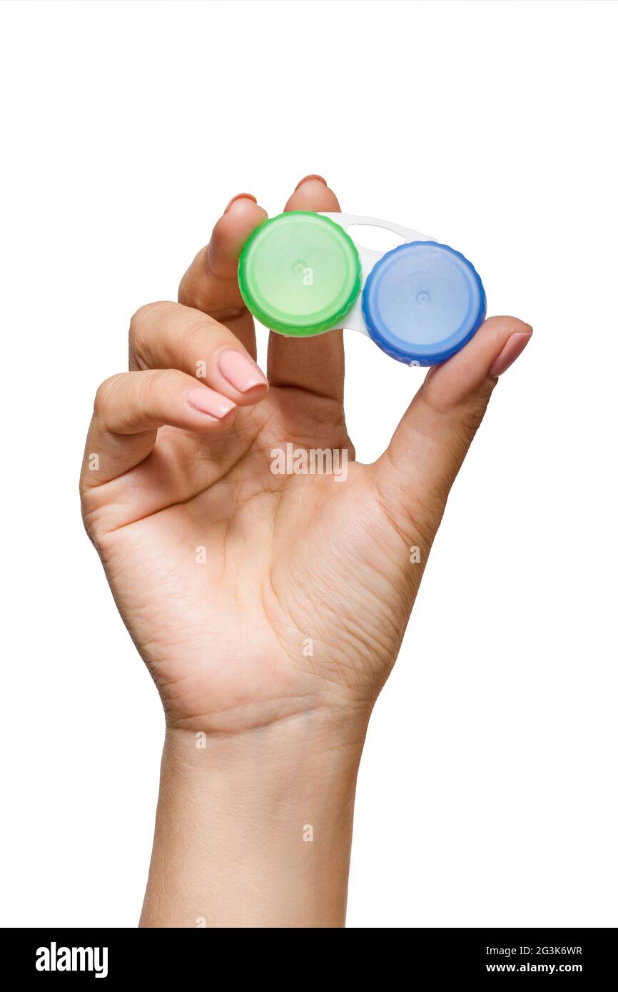Donna con contenitore per lenti a contatto Foto Stock