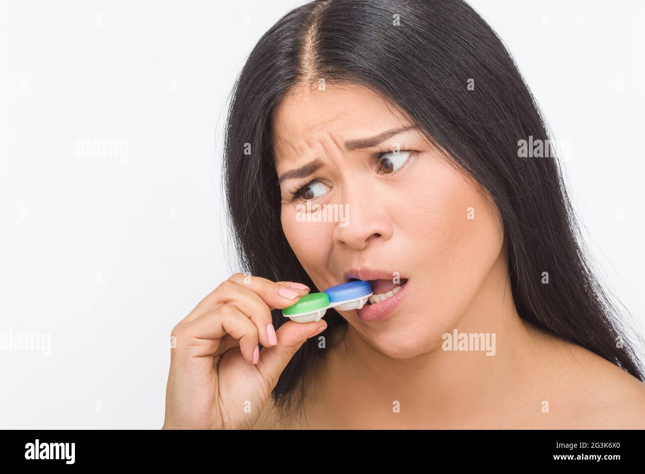 Donna con contenitore per lenti a contatto Foto Stock