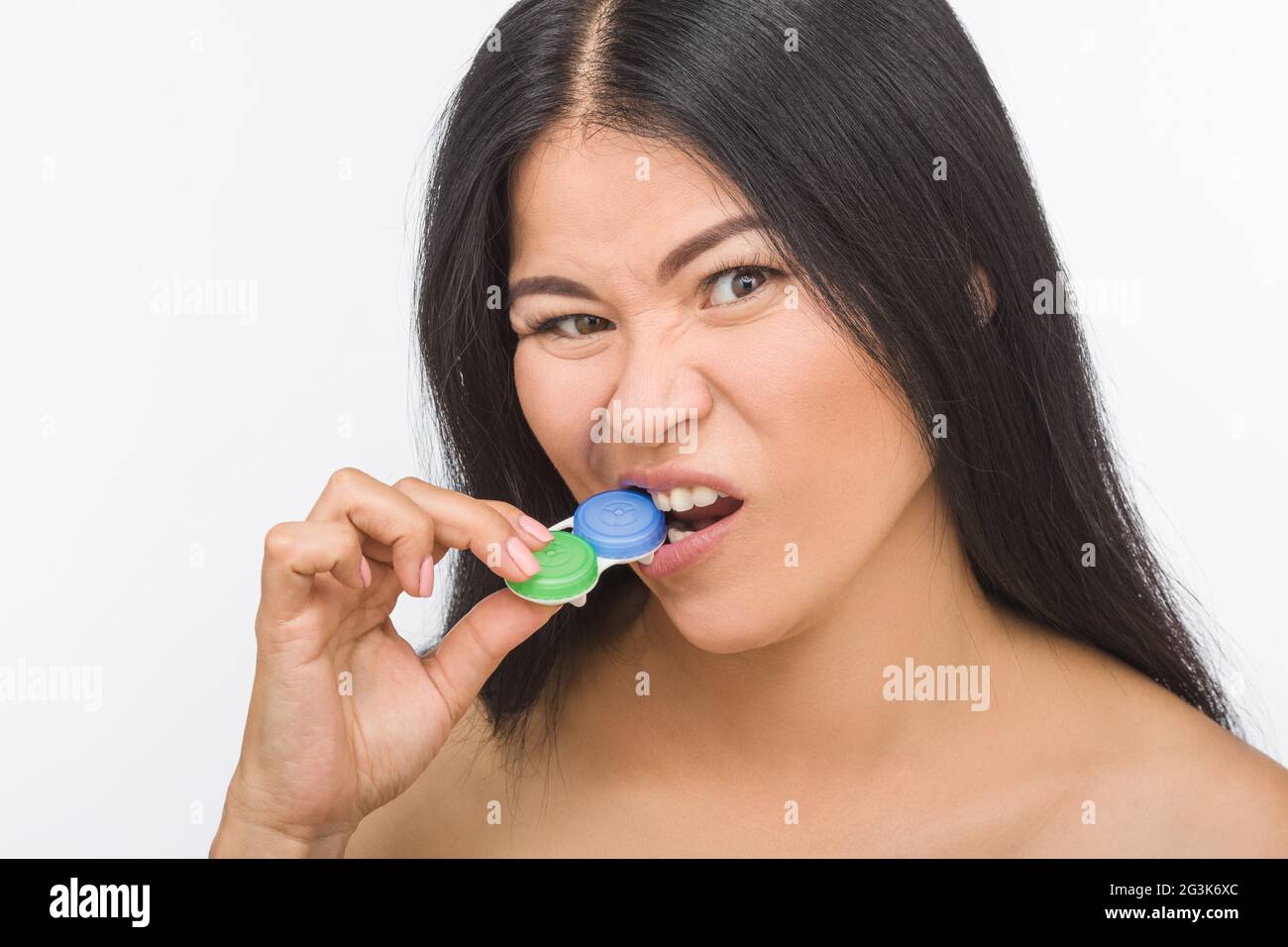 Donna con contenitore per lenti a contatto Foto Stock