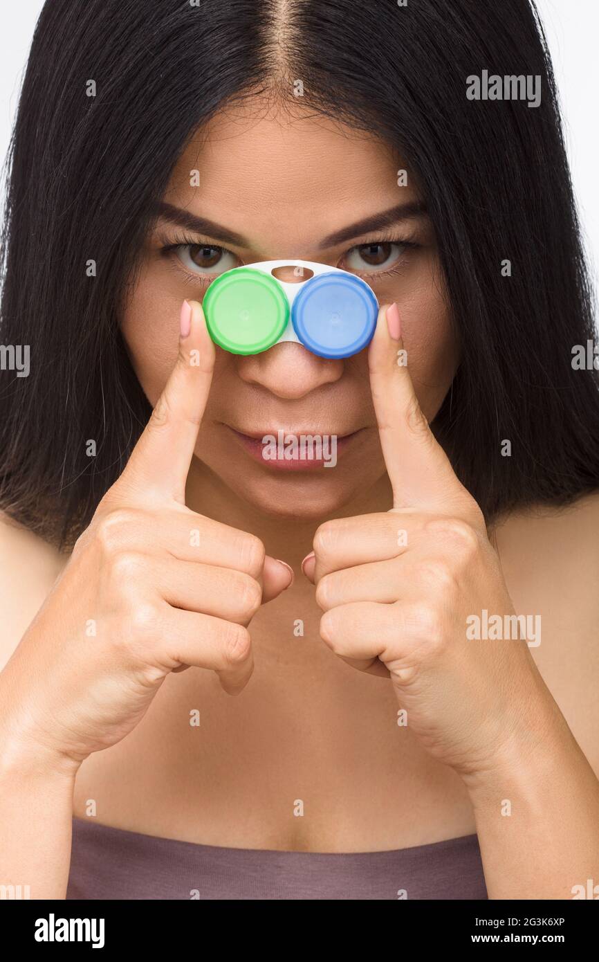 Donna con contenitore per lenti a contatto Foto Stock
