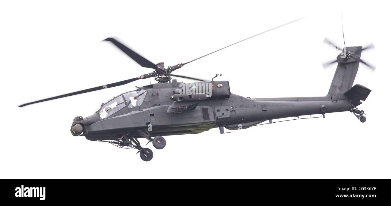 LEEUWARDEN, PAESI BASSI - giu 11, 2016: Boeing AH-64 attacco Apache elicottero volando una demo durante il Royal Netherlands Air Foto Stock