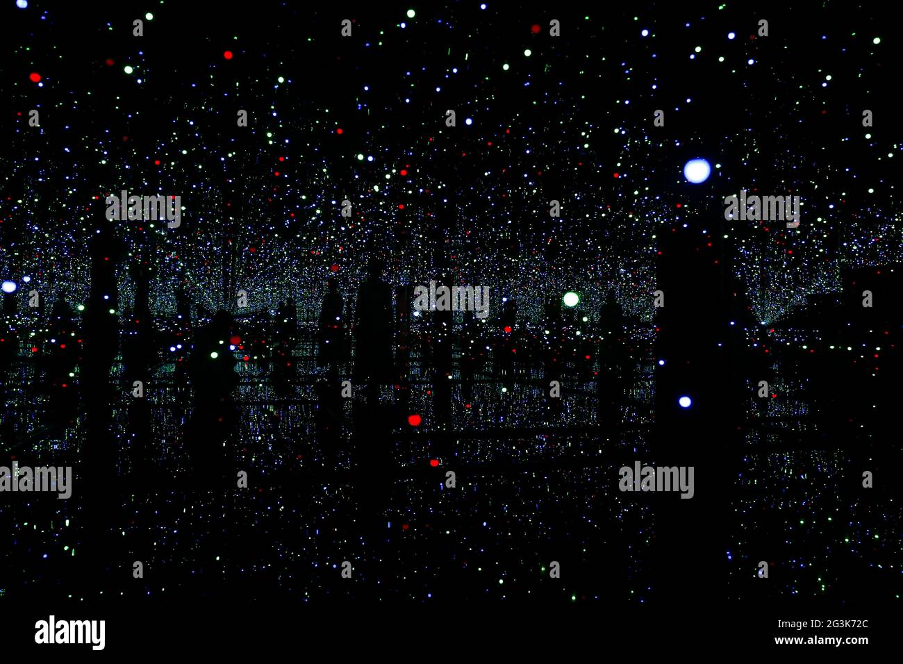 Londra, Gran Bretagna. 16 Giugno 2021. La gente visita la mostra 'YAYOI KUSAMA-INFINITY MIRROR ROOMS' al Tate Modern di Londra, Gran Bretagna, il 16 giugno 2021. Credit: Han Yan/Xinhua/Alamy Live News Foto Stock