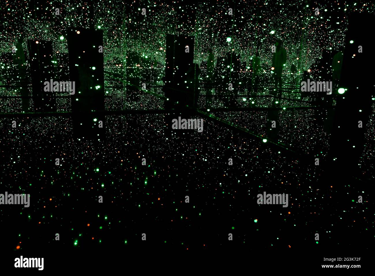Londra, Gran Bretagna. 16 Giugno 2021. Un uomo visita la mostra "YAYOI KUSAMA-INFINITY MIRROR ROOMS" al Tate Modern di Londra, Gran Bretagna, il 16 giugno 2021. Credit: Han Yan/Xinhua/Alamy Live News Foto Stock