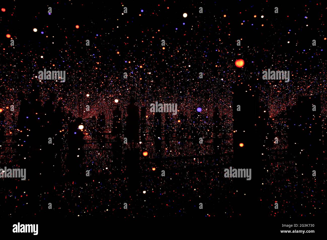 Londra, Gran Bretagna. 16 Giugno 2021. La gente visita la mostra 'YAYOI KUSAMA-INFINITY MIRROR ROOMS' al Tate Modern di Londra, Gran Bretagna, il 16 giugno 2021. Credit: Han Yan/Xinhua/Alamy Live News Foto Stock