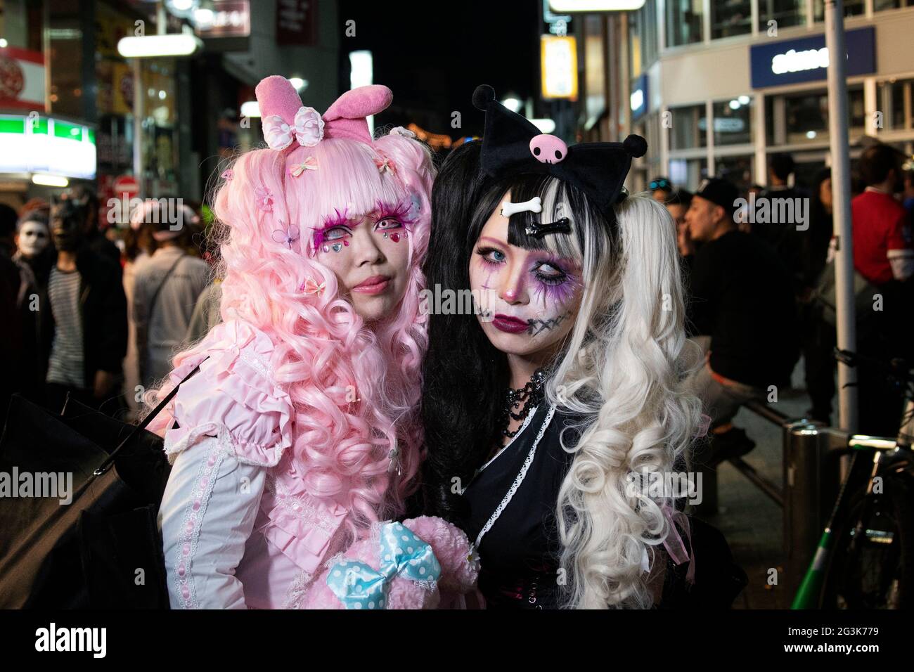 Persone che celebrano Halloween a Shibuya, Tokyo, Giappone Foto Stock