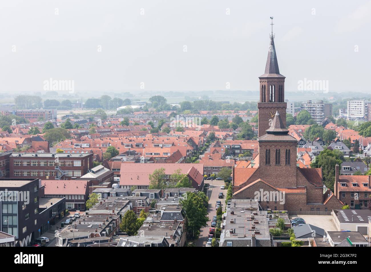 LEEUWARDEN, Paesi Bassi - 28 Maggio 2016: vista di una parte di Leeuwarden con una grande chiesa su 28 maggio, 2016. Foto Stock