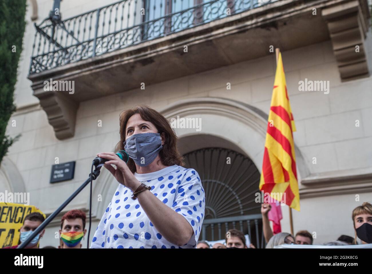 Elisenda Paluzie, presidente dell'Assemblea nazionale catalana (ANC), parla ai manifestanti durante la manifestazione.centinaia di persone hanno dimostrato a Badalona, una città vicina a Barcellona in solidarietà con Marcel Vivet, È stato condannato a cinque anni di carcere per gli incidenti verificatisi in una manifestazione di indipendenza catalana nel settembre 2018 a Barcellona contro un atto dell'Unione di polizia, Jusapol (polizia di giustizia). Vivet è stato processato per un crimine di disordine pubblico e di attacco contro un agente dell'autorità. Alla manifestazione hanno partecipato Dolors Sabater, Vice di Th Foto Stock