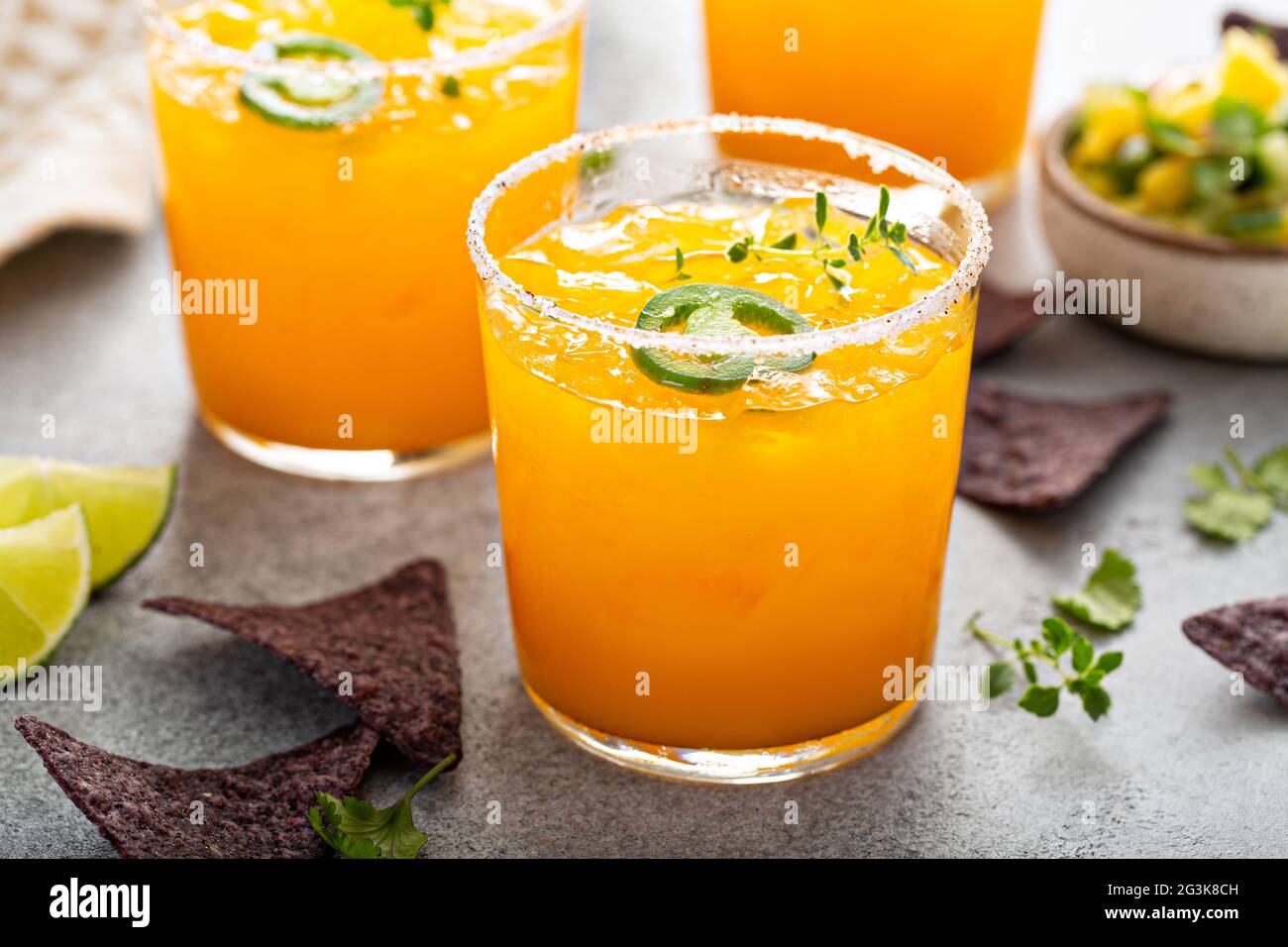Ananas e mango margarita con patatine e guacamole Foto Stock