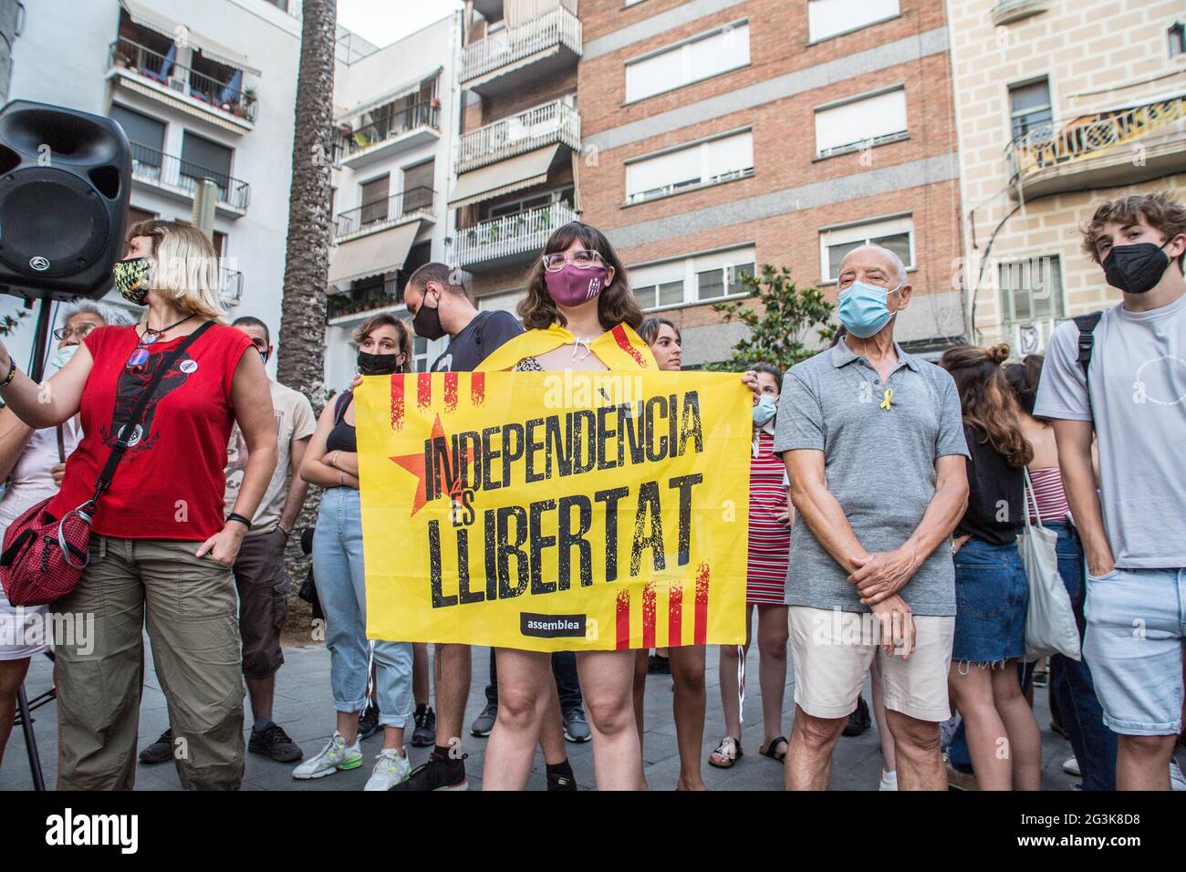 Un protester che indossa una maschera tiene un cartello durante la dimostrazione.centinaia di persone hanno dimostrato a Badalona, una città vicino a Barcellona in solidarietà con Marcel Vivet, È stato condannato a cinque anni di carcere per gli incidenti verificatisi in una manifestazione di indipendenza catalana nel settembre 2018 a Barcellona contro un atto dell'Unione di polizia, Jusapol (polizia di giustizia). Vivet è stato processato per un crimine di disordine pubblico e di attacco contro un agente dell'autorità. Alla manifestazione hanno partecipato Dolors Sabater, deputato del Parlamento di Catalogna ed Elisenda Paluzi Foto Stock