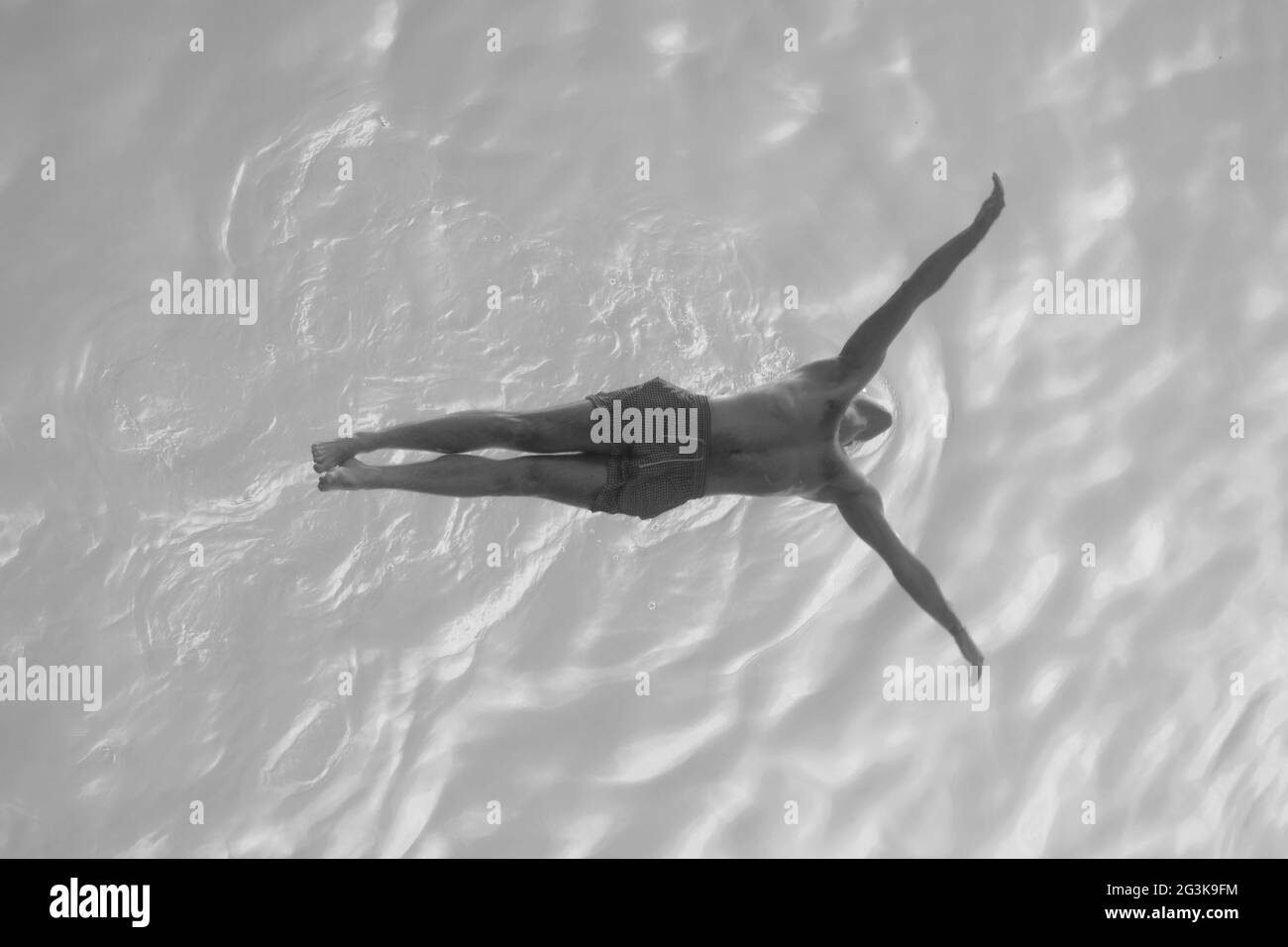 Un nuotatore scivola attraverso l'acqua nella piscina trasparente Sky presso Embassy Gardens. Sospeso tra due edifici si dice sia il primo al mondo. Foto Stock