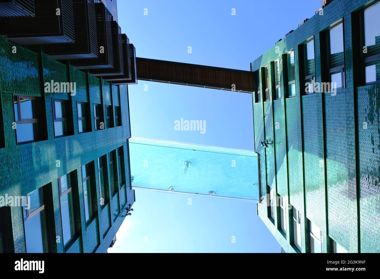 Londra, Regno Unito. Guardando verso la piscina Sky di nuova apertura presso Embassy Gardens a Nine Elms, dove i nuotatori possono ammirare viste da 115 piedi in aria. Foto Stock