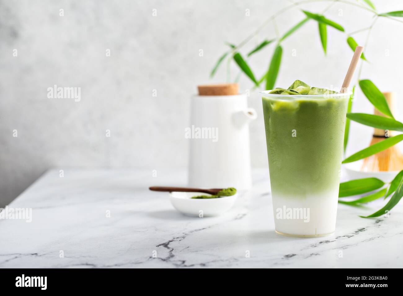 Latte matcha freddo in un vetro alto su marmo Foto Stock