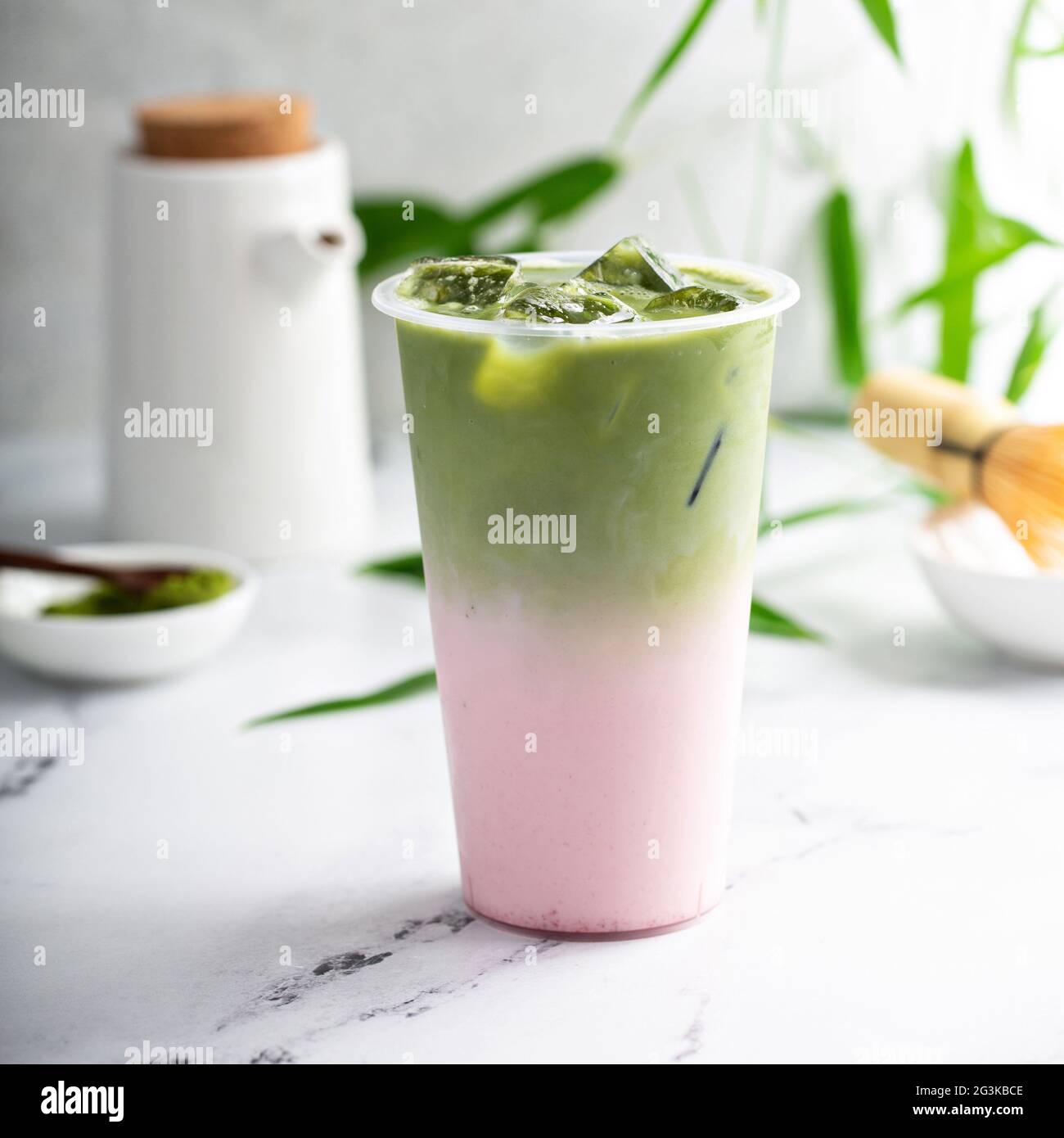 Latte matcha freddo in un vetro alto su marmo Foto Stock