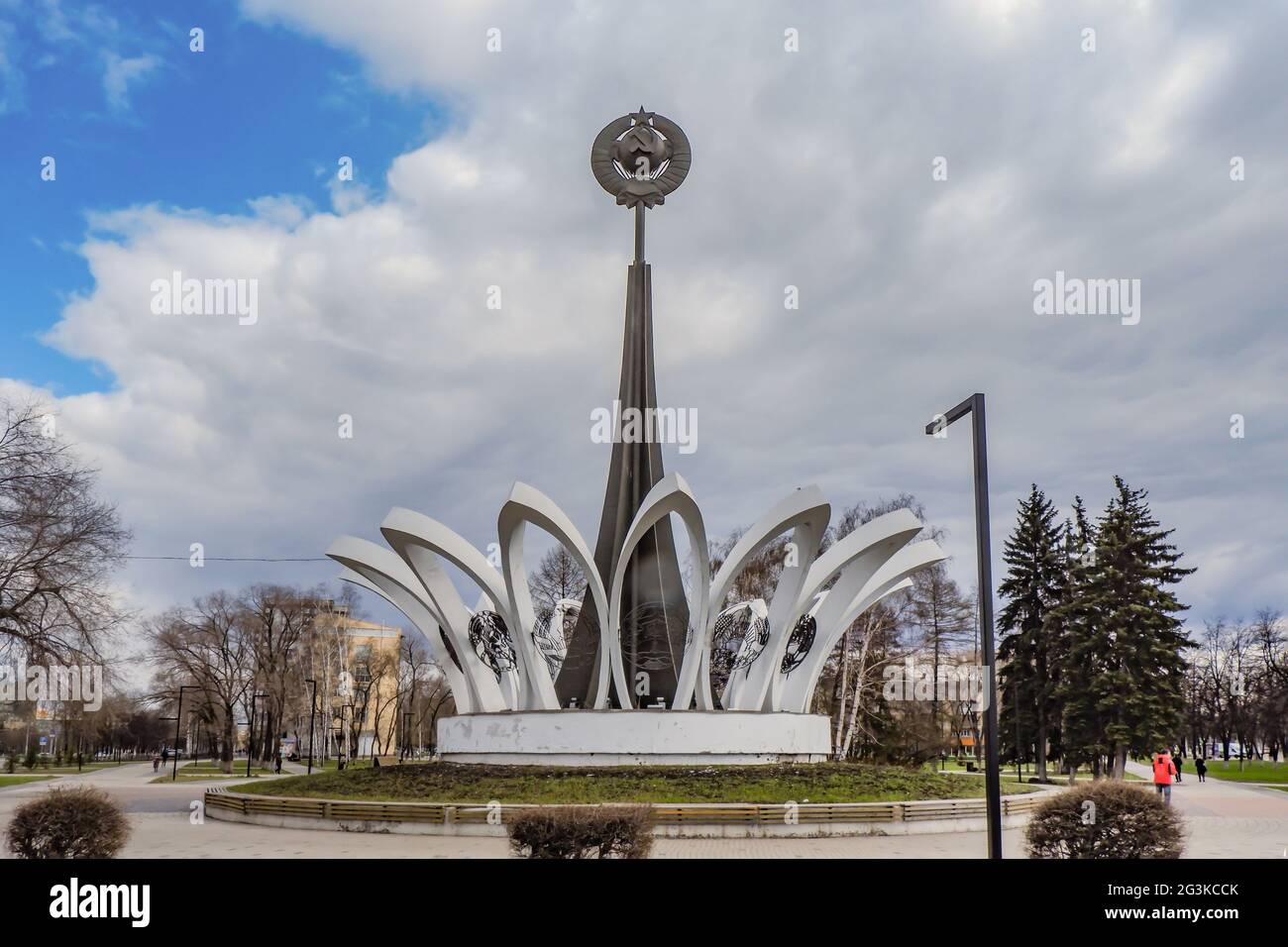 Novokuznetsk,Russia-02.05.2021.Monument a 15 repubbliche sindacali del USSR.it raffigura lo stemma dell'URSS, e gli stemmi della 15 republicazione Foto Stock