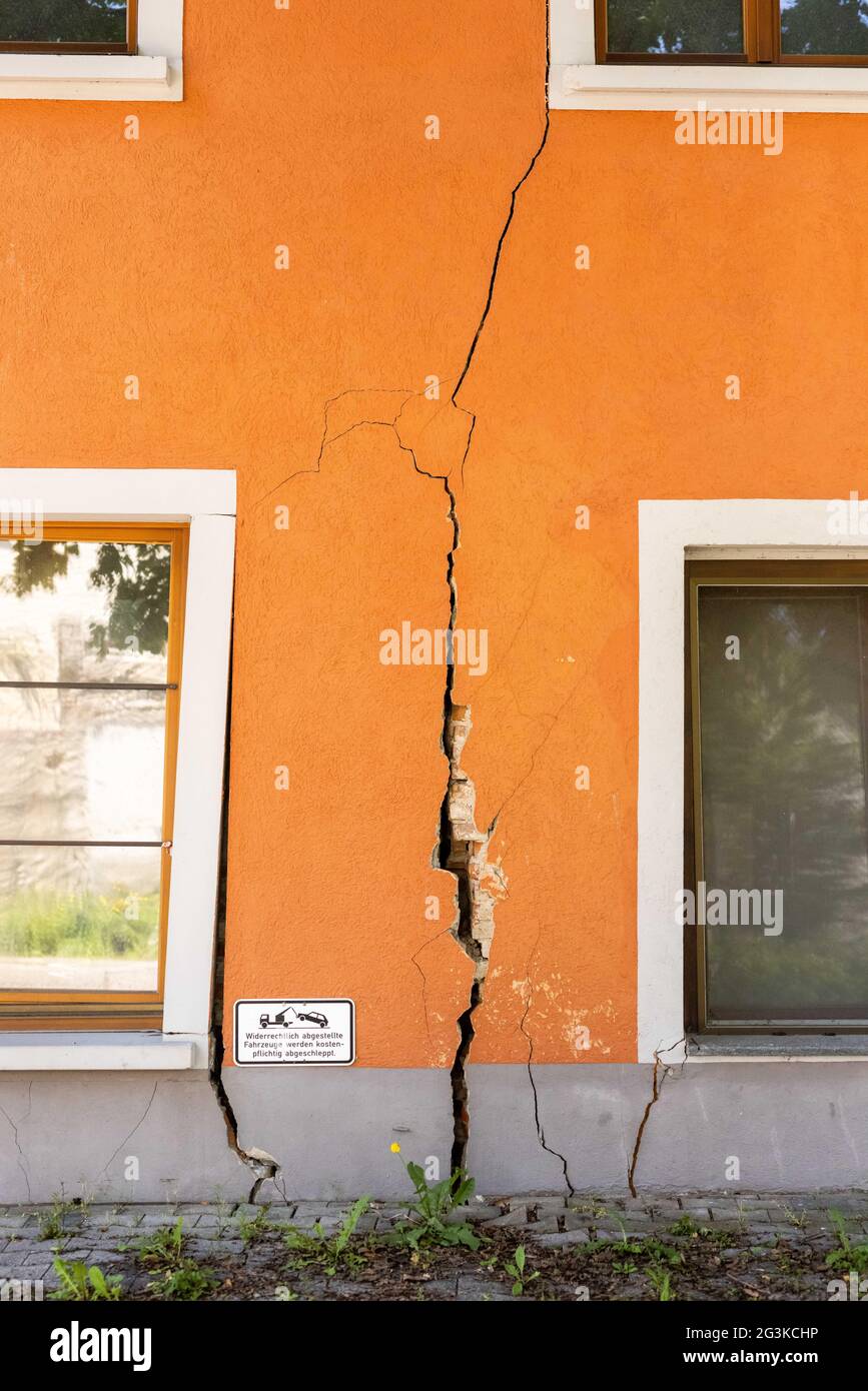 Staufen im Breisgau, Germania. 01 Giugno 2021. Le crepe scorrono attraverso un edificio façade a Staufen. La città nella regione di Breisgau ha lottato con le crepe nel centro storico della città causate dalla bravura nel terreno da quando una trivellazione geotermica è stata perforata con gravi conseguenze nel 2007. L'area intorno al Graben Alto Reno mostra cosa può fare l'energia geotermica in una piccola area - e dove può causare problemi. Credit: Philippe von Ditfurth/dpa/Alamy Live News Foto Stock