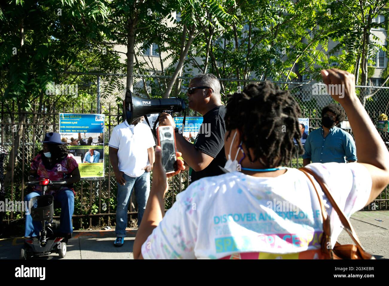 New York, Stati Uniti. 16 Giugno 2021. Gregory Livingston parla della disuguaglianza che gli schiavi hanno sopportato durante la realizzazione dell'America, il 16 giugno 2021 nel quartiere Brooklyns di Flatbush, una sezione di New York City. I dimostranti chiedono che il governo olandese e la Chiesa riformata olandese finanziino e convertano un lotto in eccesso contenente resti di schiavi neri all'angolo tra Church and Bedford Avenue a Flatbush in un luogo sacro di sepoltura. (Foto di John Lamparski/SIPA USA) Credit: Sipa USA/Alamy Live News Foto Stock