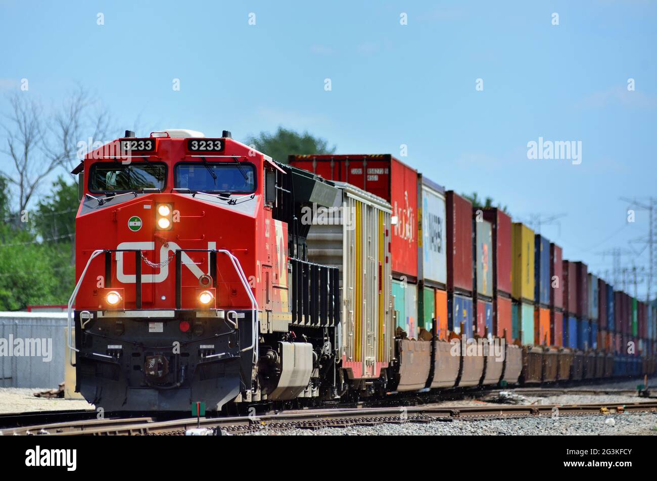 Elgin, Illinois, Stati Uniti. Canadian National Railway veterans unit, #3233, che conduce un treno merci intermodale in direzione nord verso Spaulding Junction. Foto Stock