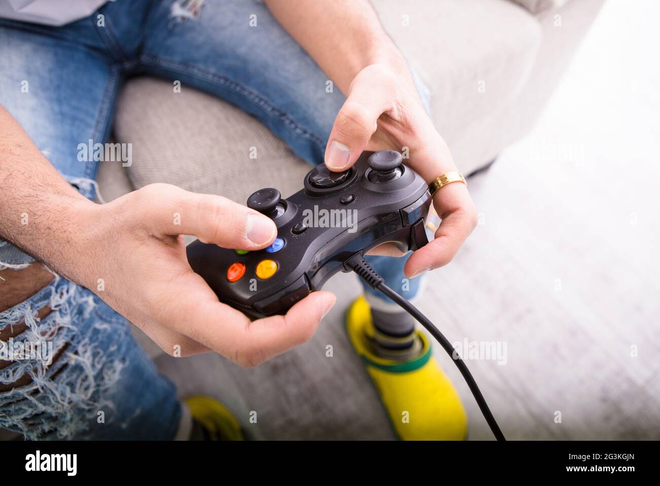 Hipster uomo che gioca giochi per computer Foto Stock