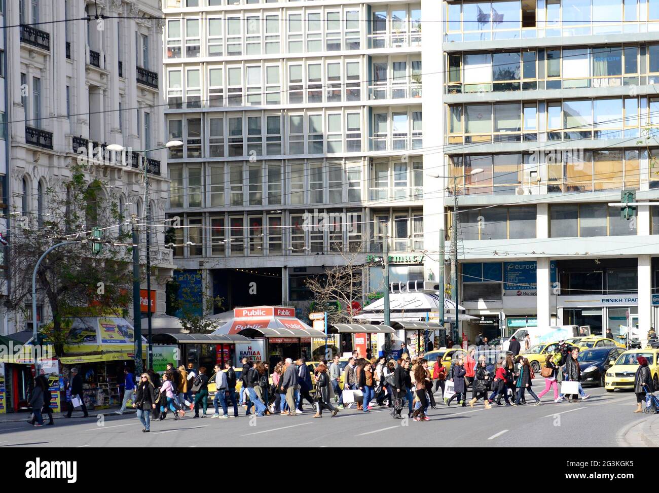 Greci che attraversano la strada principale vicino alla piazza Syntagma ad Atene, Grecia. Foto Stock