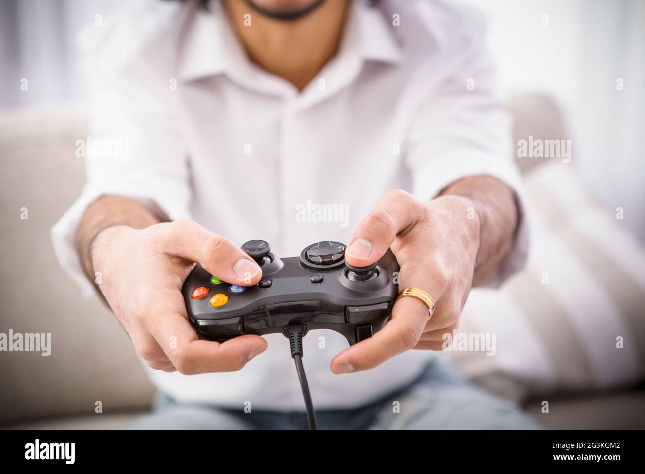 Hipster uomo che gioca giochi per computer Foto Stock