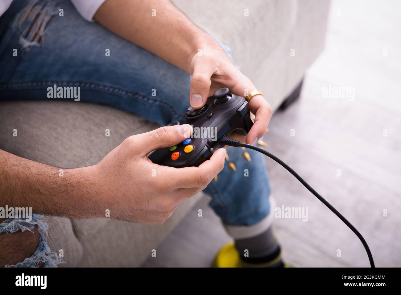 Hipster uomo che gioca giochi per computer Foto Stock