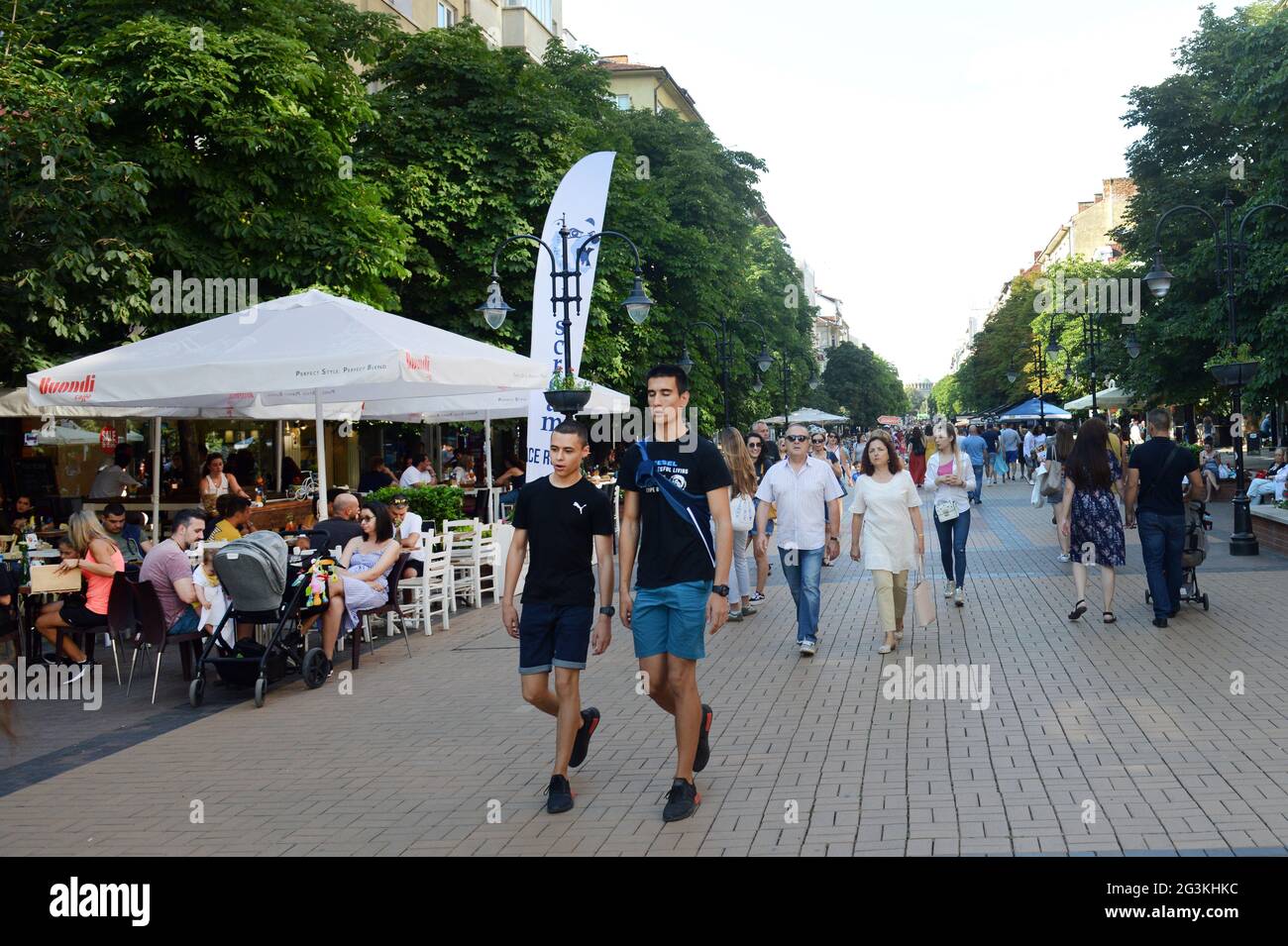 Vitosha Boulevard è una vivace strada pedonale con molti ristoranti, caffè e negozi. Sofia, Bulgaria. Foto Stock
