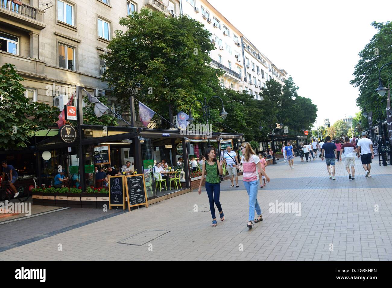 Vitosha Boulevard è una vivace strada pedonale con molti ristoranti, caffè e negozi. Sofia, Bulgaria. Foto Stock