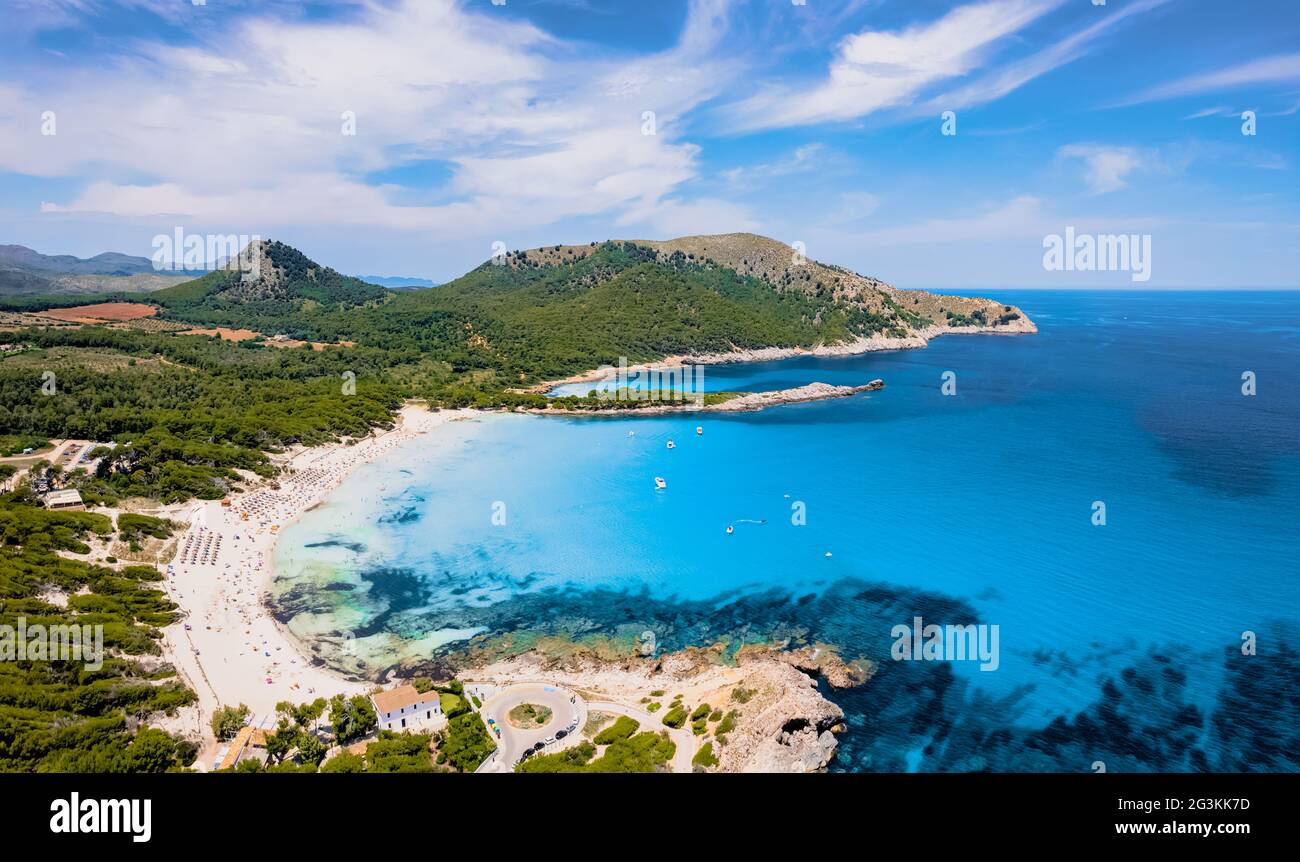 Vista aerea di Cala Agulla e della bellissima costa di Cala Ratjada di Maiorca, Spagna Foto Stock