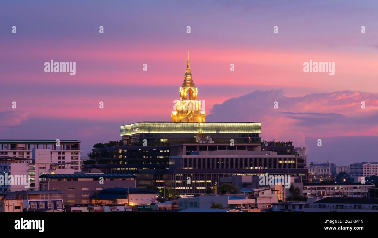 Nuovo parlamento o edificio Sappaya Saphasathan durante il tramonto a Bangkok in Thailandia Foto Stock
