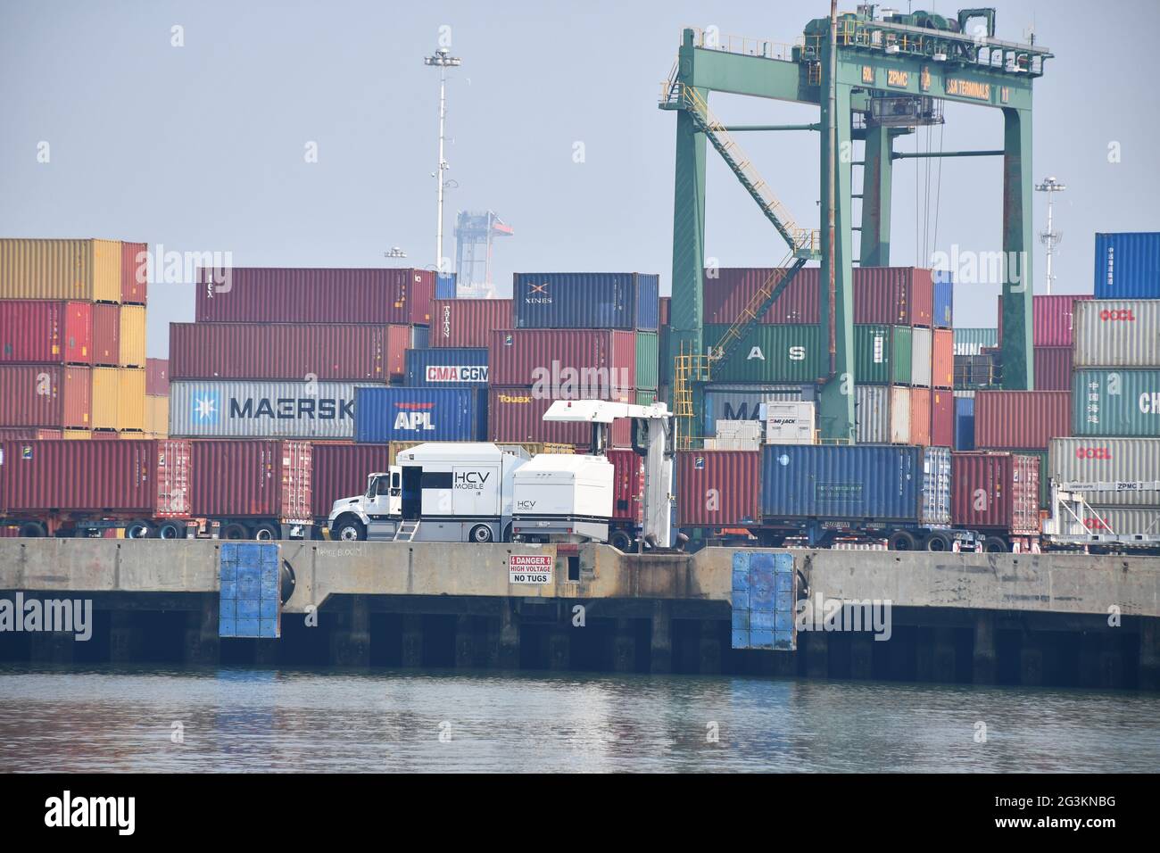 I contenitori di spedizione nel porto dei container della West Coast vengono sottoposti a scansione per la ricerca di radiazioni. Porto di Oakland, California Foto Stock