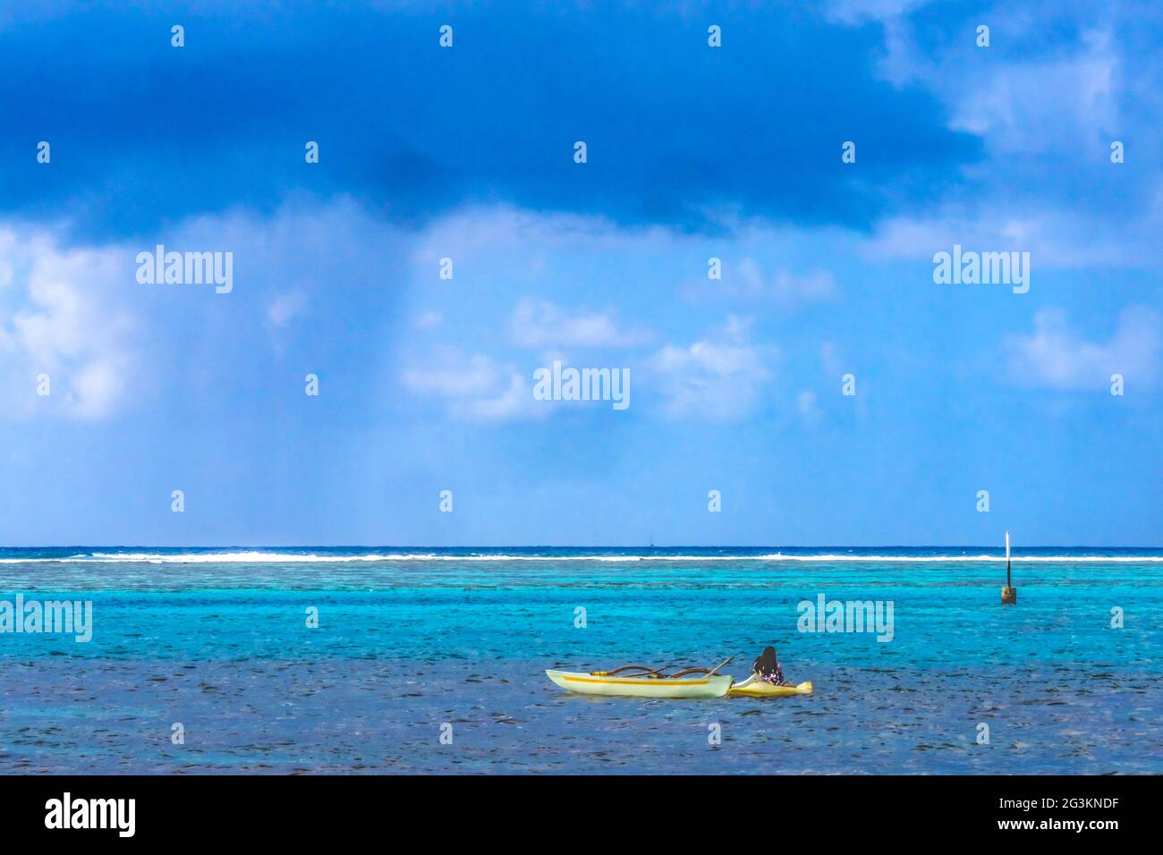 Pioggia tempesta venire Canoe nativi esterni Reef Blue Water Moorea Tahiti Polinesia francese. Diversi colori blu dalla laguna e dalle barriere coralline Foto Stock