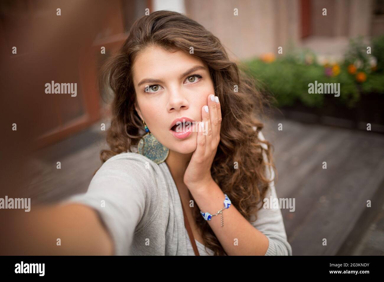 Ragazza di viaggio facendo selfie shot, passi in background. Foto Stock