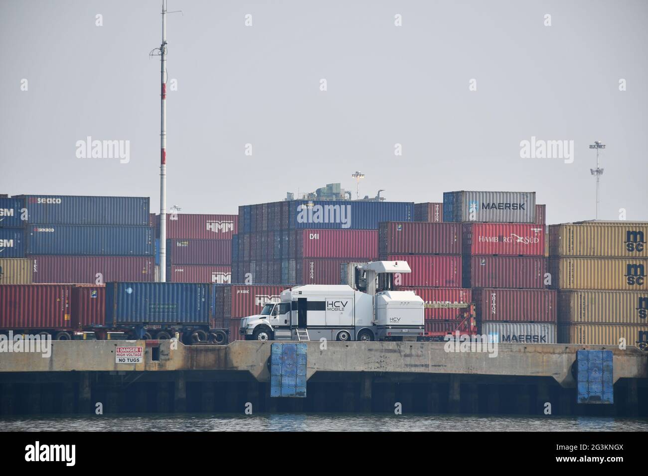 I contenitori di spedizione nel porto dei container della West Coast vengono sottoposti a scansione per la ricerca di radiazioni. Porto di Oakland, California Foto Stock