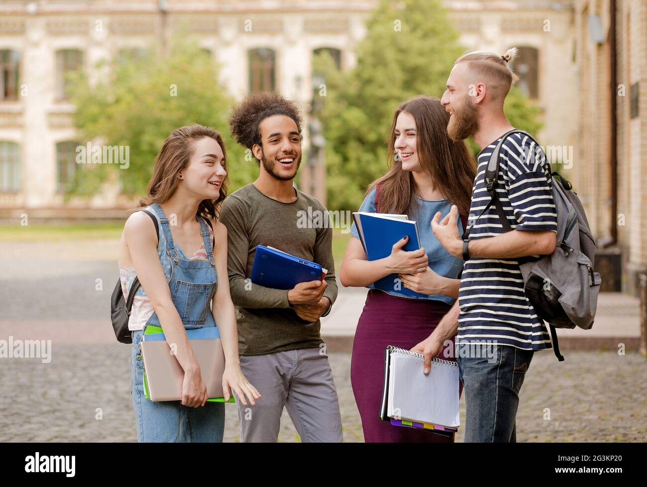 Studenti del college andando a classi e parlando e ridendo. Foto Stock