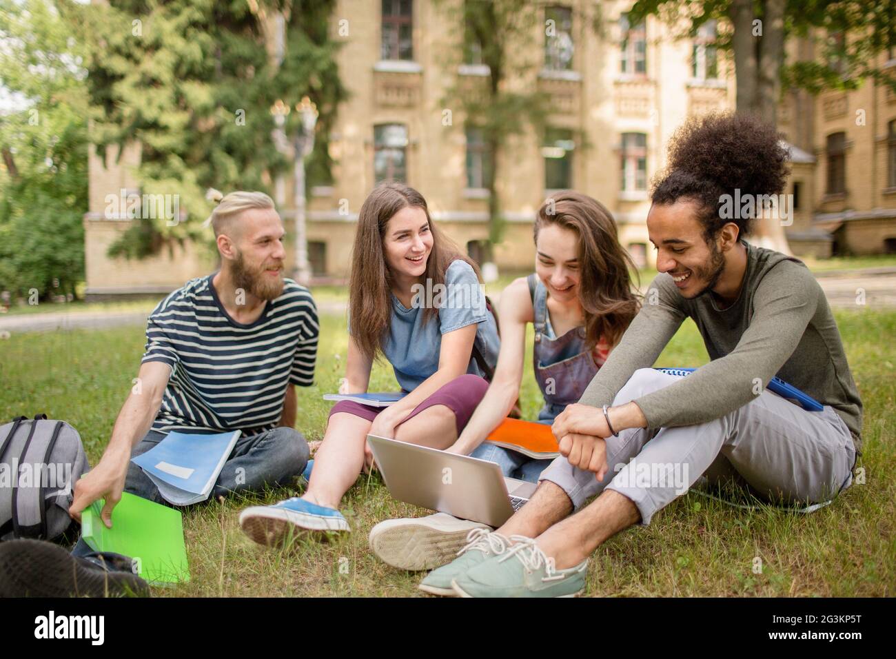 Gli studenti universitari che studiano sull'erba. Foto Stock