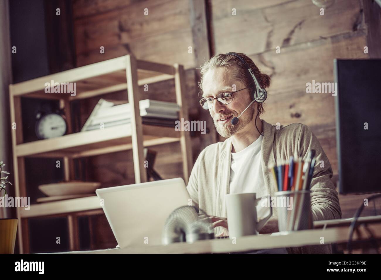 Freelance che negozia online. Foto Stock