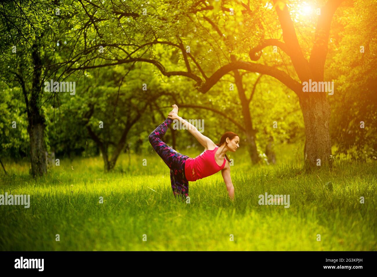 La pratica dello Yoga asana in natura. Foto Stock